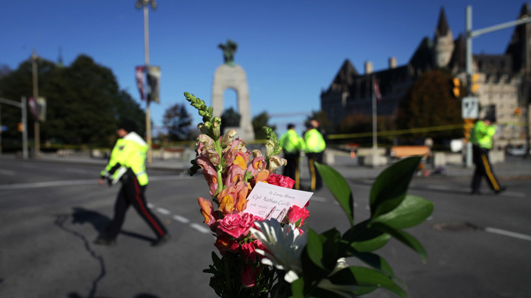 Blumen am Ort des Anschlages in Ottawa