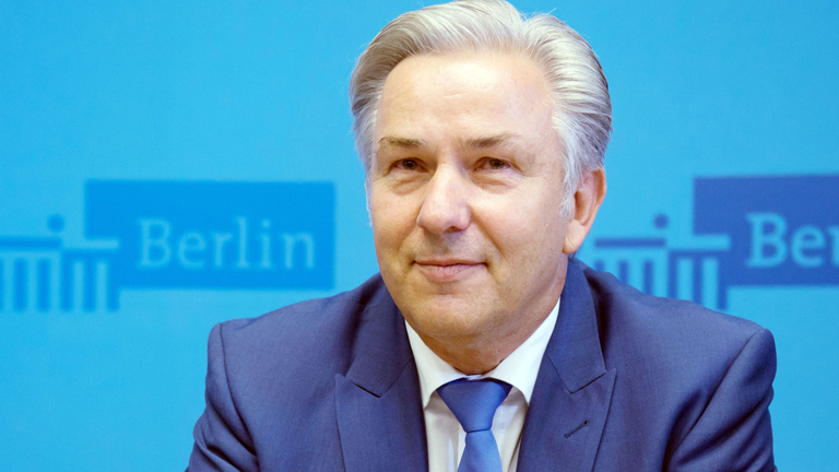 Berlins Regierender Bürgermeister Klaus Wowereit (SPD) nimmt am 26.08.2014 an einer Pressekonferenz im Roten Rathaus in Berlin teil.