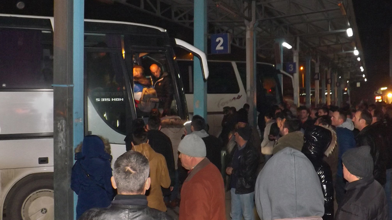 Männer warten am 12.02.2015 in Pristina im Kosovo, um einen Platz in einem Bus nach Serbien zu bekommen.