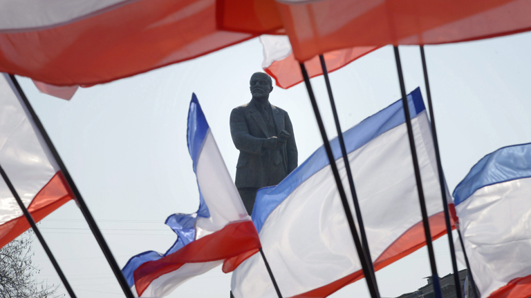 Flaggen der Krim bei einer prorussischen Kundgebung auf dem Leninplatz in Simferopol