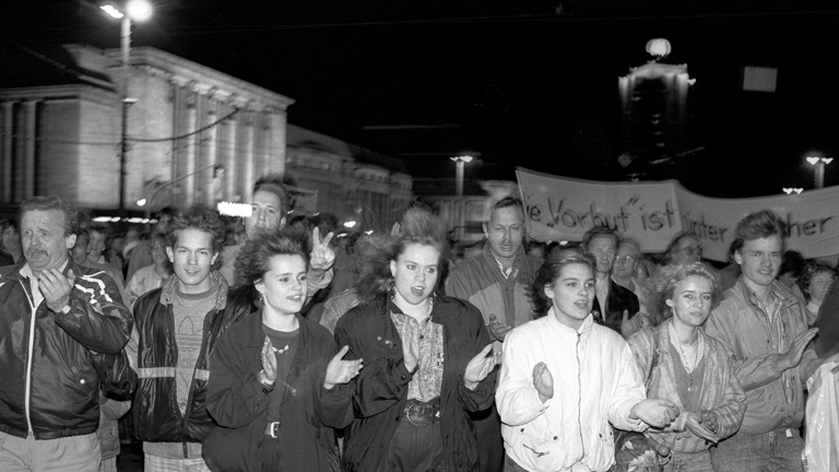 Mehr als 200000 Demonstranten fordern am 30.10.1989 vor dem Haupbahnhof in Leipzig Reformen und Veränderungen in der politischen Situation in Ost-Deutschland.