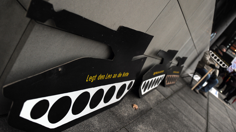 Aus Pappe gebastelte Panzer sind am 26.10.2012 in Düsseldorf (Nordrhein-Westfalen) vor der Rheinmetall-Zentrale zu sehen.