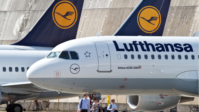 Passagiermaschinen der Lufthansa stehen am 02.04.2014 auf dem Vorfeld am Flughafen von Frankfurt am Main (Hessen).