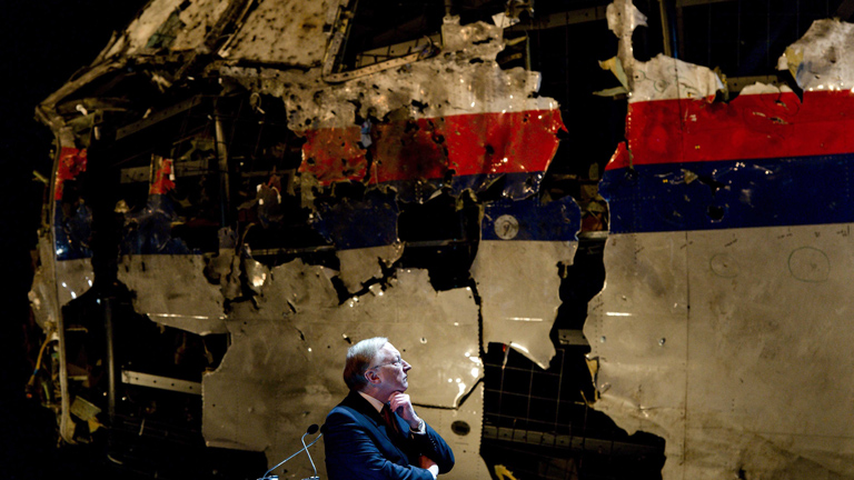 Tjibbe Joustra auf einer Pressekonferenz zum Absturz von MH17 am 13 Ocktober 2015.