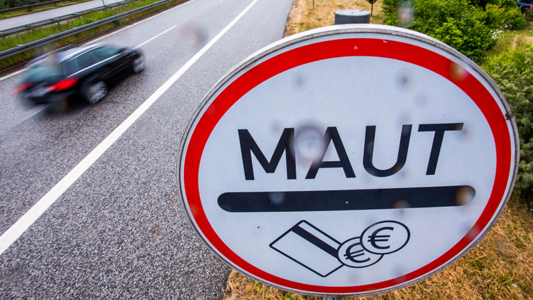 Ein Verkehrsschild weist die Autofahrer am 18.06.2015 bei Regenwetter an der Stadtautobahn in Rostock (Mecklenburg-Vorpommern) auf die Mautpflicht für die Passage des Warnowtunnels hin.