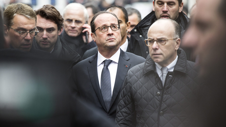 Der franzöische Präsident François Hollande (l) und Innenminister Bernard Cazeneuve (r) an der Redaktion von "Charly Hebdo" h