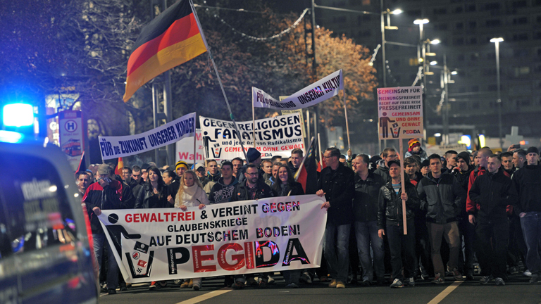 Tausende Demonstranten laufen am 17.11.2014 in Dresden (Sachsen) durch die Innenstadt.
