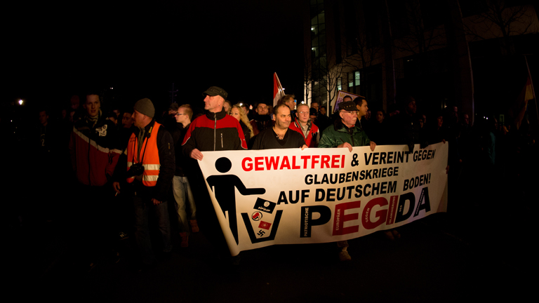 Teilnehmer einer Kundgebung der Pegida spazieren am 15.12.2014 zu einer Abschlusskundgebung in Dresden (Sachsen). Die "Patriotischen Europäer gegen die Islamisierung des Abendlandes" (Pegida) haben zu ihrer neunten Demonstration in Folge in Sachsens Landeshauptstadt aufgerufen.