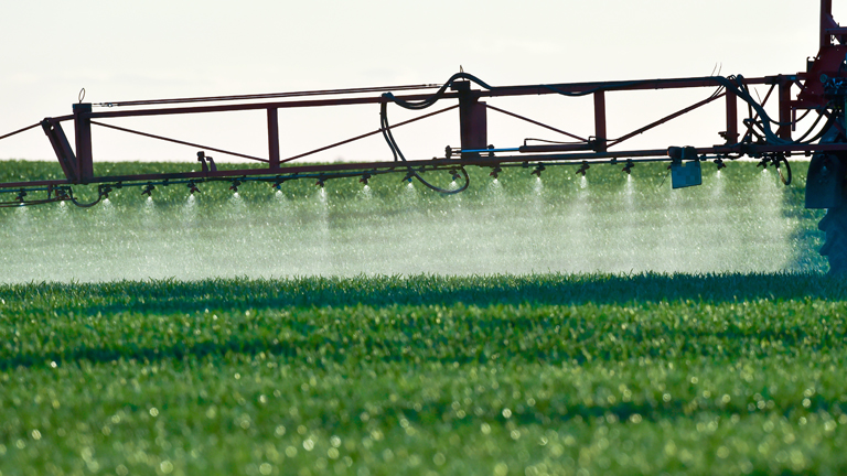 Ein Landwirt fährt mit einer Dünger- und Pestizidspritze am 16.04.2014 über ein Feld mit jungem Getreide in Sieversdorf im Landkreis Oder-Spree (Brandenburg).