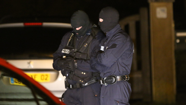 Zwei Polizisten bei der Suche nach den Attentätern von Charlie Hebdo