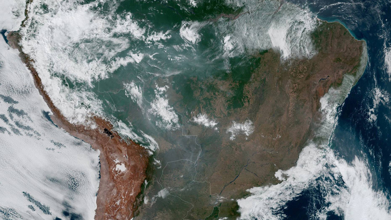 Aus dem Weltall sichtbar: Wolken und Rauchschwaden über Südamerika
