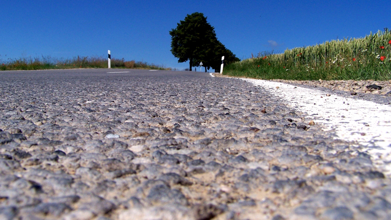 Eine Landstraße mit Schlaglöchern