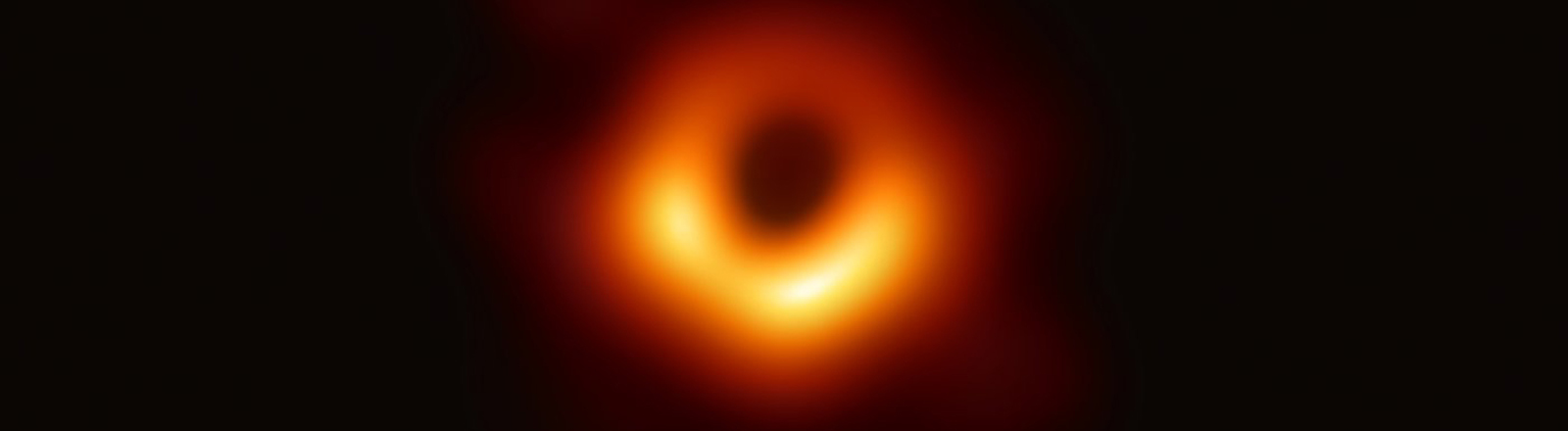 Bild eines schwarzen Loches in der Galaxie Messier 87