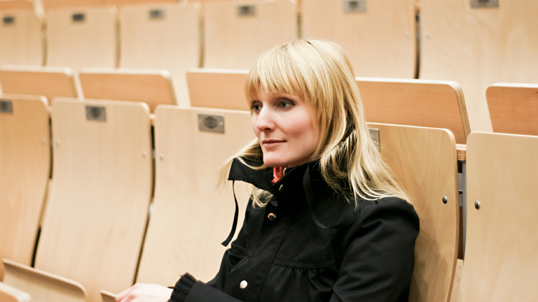 Eine Studentin im Hörsaal