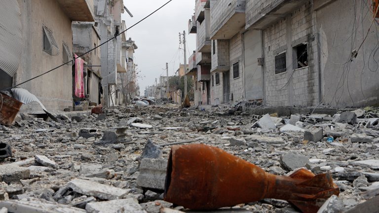 Eine Mörsergranate liegt am 21.02.2015 in einer Straße in Kobane, Syrien, zwischen den Trümmern.