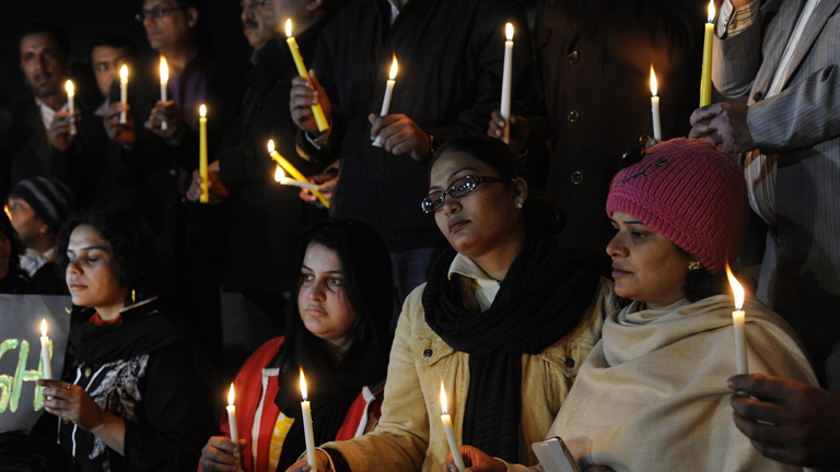 Pakistanische Journalisten zünden Kerzen für die Opfer des Terroranschlags auf eine Schule in Peshawar am 16. Dezember an.