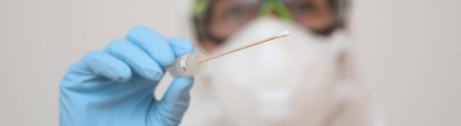 Ärztin mit Teststäbchen (gestellte Szene)