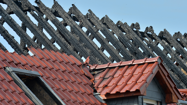 Blick auf das Haus mit dem ausgebrannten Dachstuhl in Tröglitz (Sachsen-Anhalt), aufgenommen am 07.04.2015.