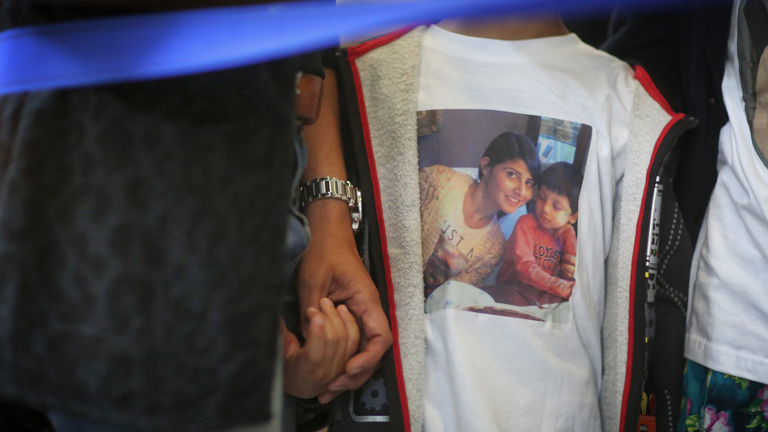 Angehörige und Freunde von Tugce trauern am 16.06.2015 vor dem Landgericht in Darmstadt (Hessen) und tragen dabei T-Shirts mit dem Abbild von Tugce.