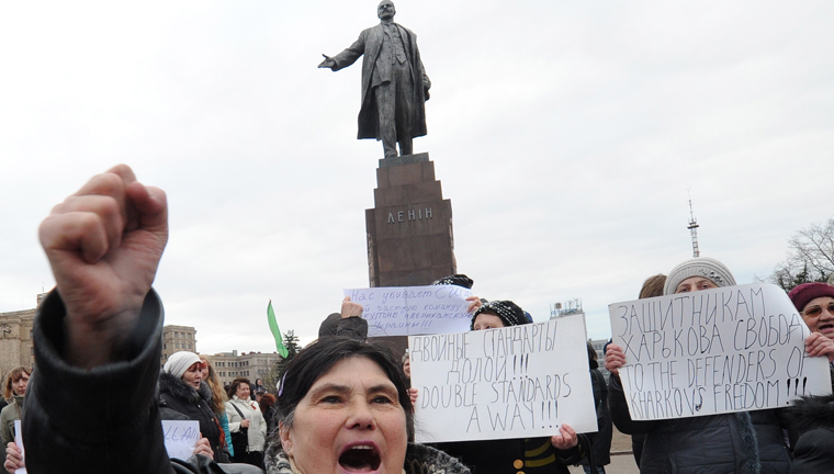 Demonstration vor einem Lenindenkmal in Charkiw