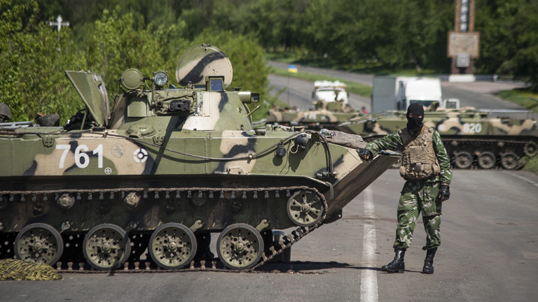 Ein ukrainischer Soldat an einem Checkpoint in Slaviansk.