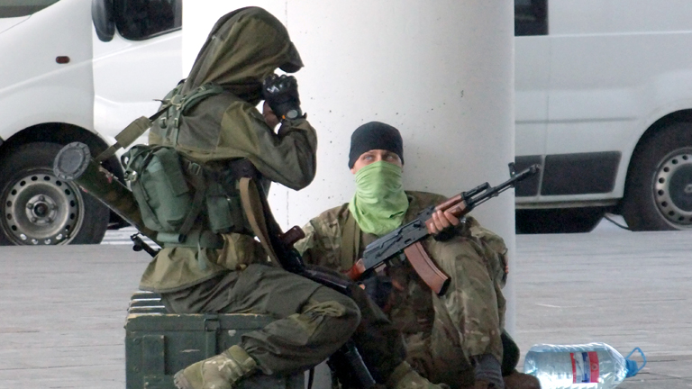 Separatisten am Flughafen von Donezk