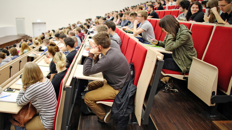 Studenten der Wirtschaftswissenschaften sitzen am 15.10.2014 in einer Vorlesung an der Universität Leipzig (Sachsen).