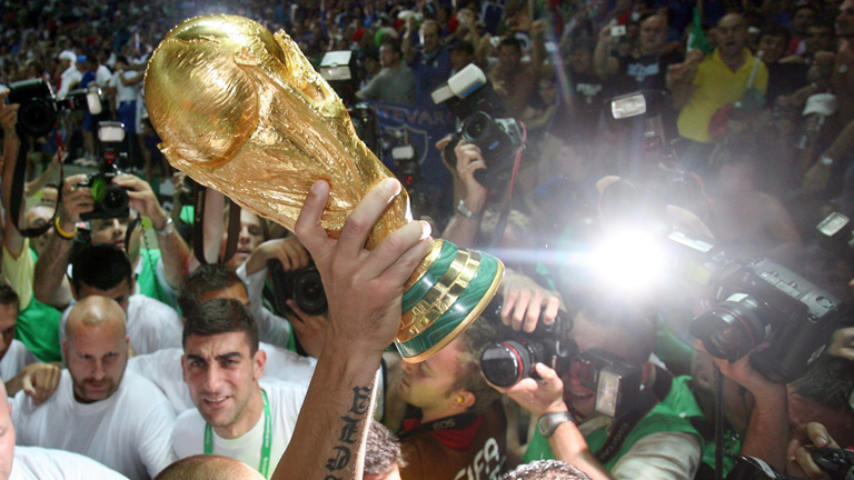Der italienische Nationalspieler Fabio Cannavaro zeigt nach dem Weltmeisterschafts-Finale am 09.07.2006 im Berliner Olympiastadion den Fans den Pokal.