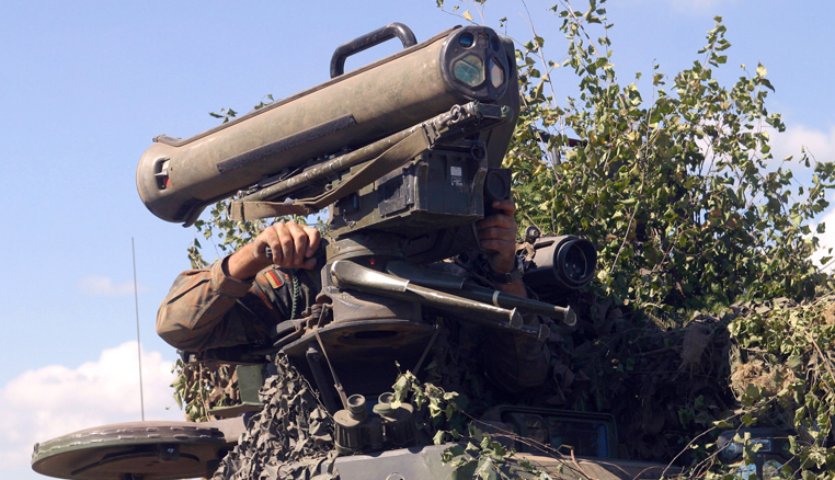 Der Kommandant auf einem em Schützenpanzer Marder 1 A3 zvisiert am 14.07.2003 mit dem Laserimpulsgerät, nachgebildet der Panzerabwehrwaffe MILAN, ein Ziel an.