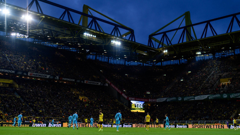 Borussia Dortmund und SC Freiburg spielen, die Bandenwerbung für Sportwetten läuft mit – aufenommen am 01.12.2018