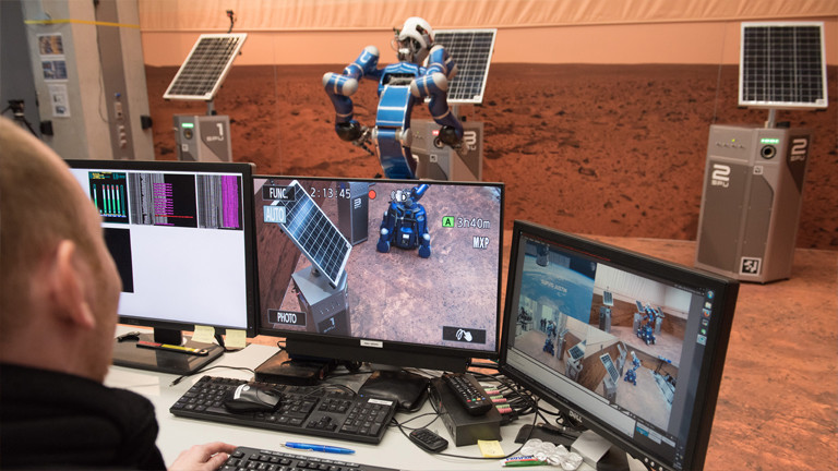 Monitore zeigen den Ablauf des Tests