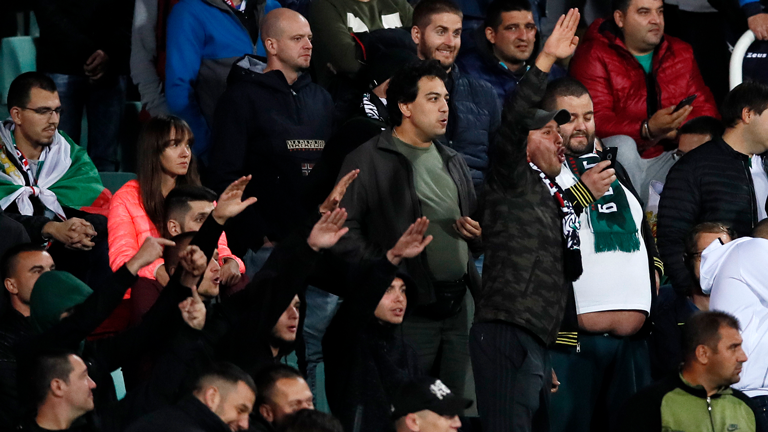 Bulgarische Fußballfans zeigen während des EM-Qualifikationsspiels zwischen England und Bulgarien in Sofia den Hitlergruß. (14. Oktober 2019)