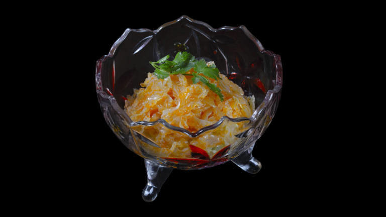 Eine Schale mit Quallensalat