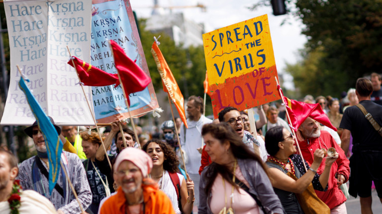 Anhänger der Hare-Krishna-Bewegung mit Bannern bei der Anti-Corona-Demo in Berlin.