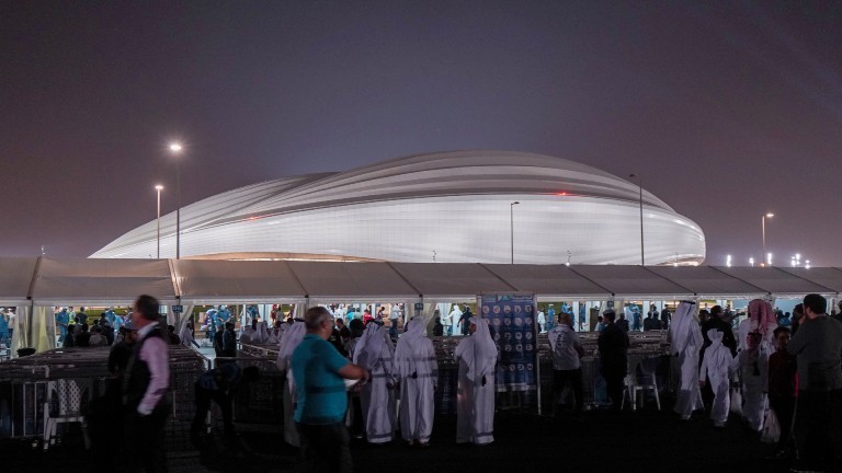 Katarische Fans kommen zur Eröffnung des Al-Wakrah Stadions. Die erste Spielstätte, die für die WM 2022 neu gebaut wurde.