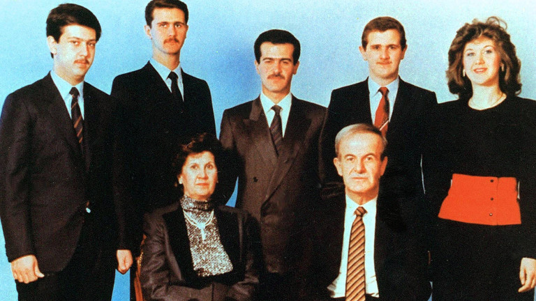 Die Familie Assad um das Jahr 1992: Erste Reihe: Hafez al-Assad und seine Frau Anisa Makhlouf. Hintere Reihe von links: Maher, Bashar, Bassel, Majid und Bushra al-Assad