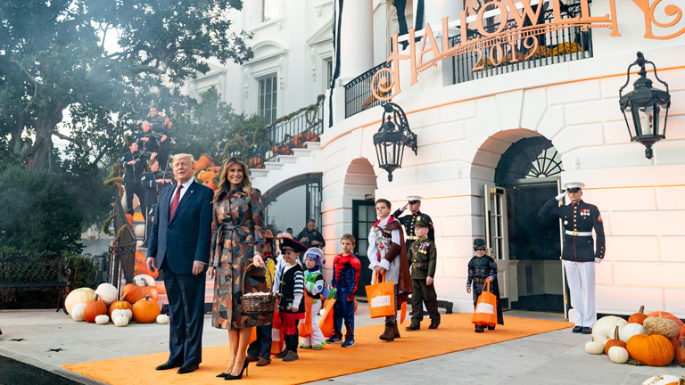 Objekt des Amtsenthebungsverfahrens: Melania und Donald Trump empfangen am 28.10.2019 vor dem Weißen Haus Kinder zu Halloween