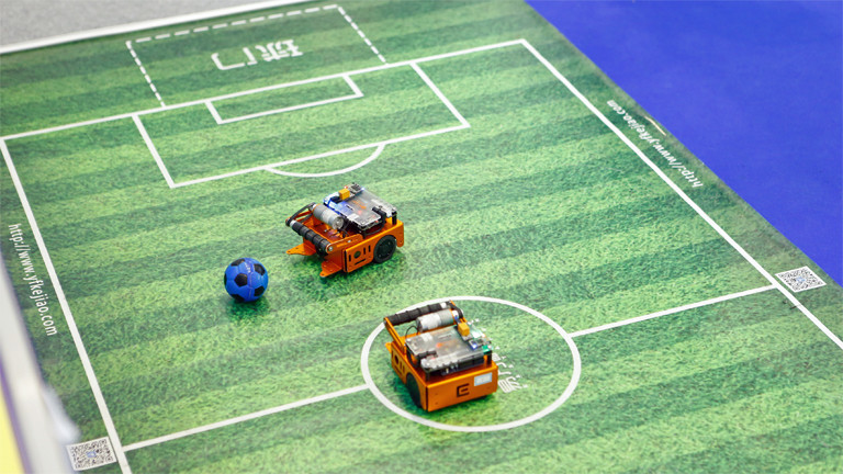 Auf der Inventions Geneva: Roboter beim Fußballspielen