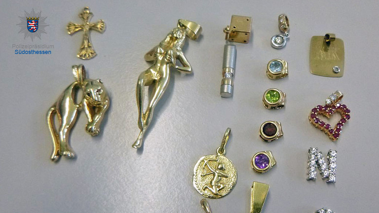 Schmuck: Unterschiedliche Anhänger