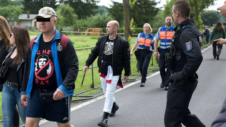 Nazi Symbole Wie Die Polizei Gegen Hitlergruss Und Co Vorgeht Dlf Nova