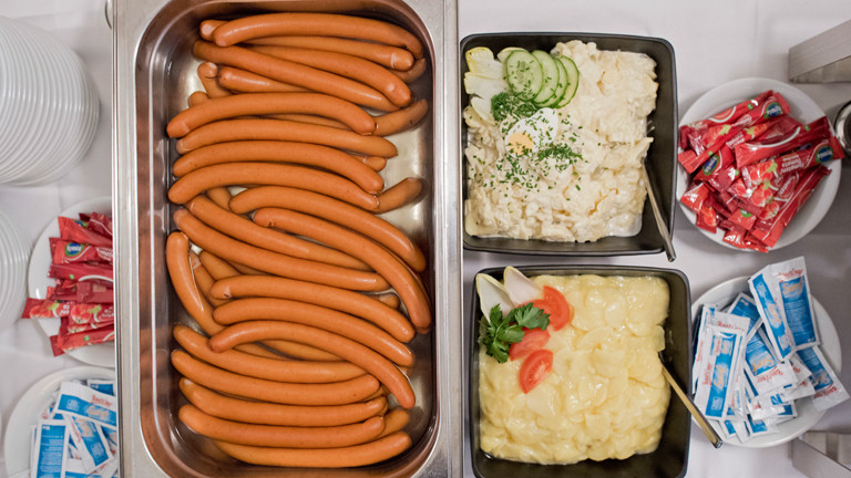 Würstchen mit Kartoffelsalat: typisches Weihnachtsessen