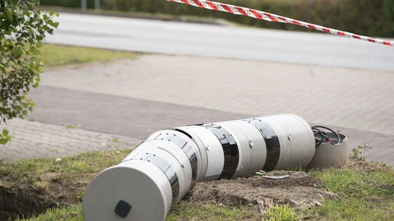 Blitzer liegt kaputt auf dem Boden.