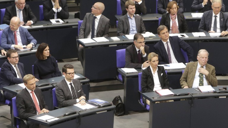 FDP-Fraktion und AfD-Fraktion im Deutschen Bundestag. Vorne: Christian Lindner, Marco Buschmann, Beatrix von Storch, Alexander Gauland. Oktober 2017