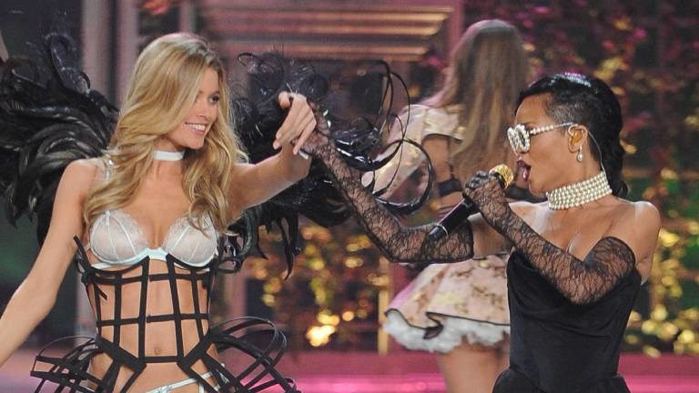 Sängerin Rihanna präsentiert ihre Unterwäschekollektion zusammen mit einem Model