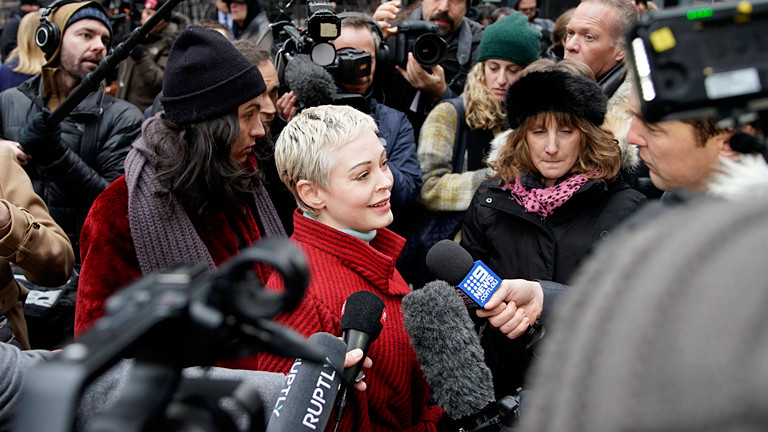 Die Schauspielerin Rose McGowan umringt von Presseleuten