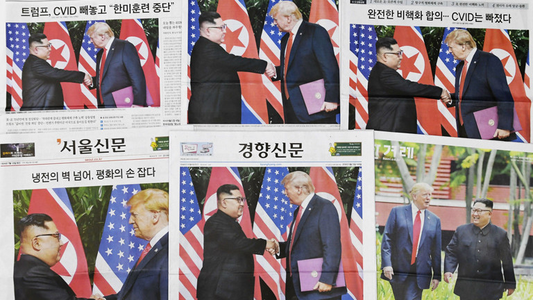 Südkoreanische Zeitungen, auf deren Titel der Handschlag zwischen Donald Trump und Kim Jong-Un zu sehen ist.