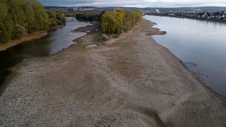 Die Luftaufnahme am 02.10.2018 mit einer Drohne zeigt eine Sandbank an der Rheininsel Niederwerth, die durch die anhaltende Trockenheit entstanden ist. Das sinkende Niedrigwasser des Rheins nähert sich Rekordwerten.