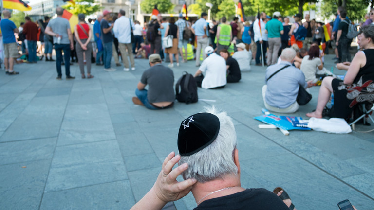 Mann mit Kippa während einer Kundgebung AfD-naher Gruppen am 9. Juni 2018 in Berlin