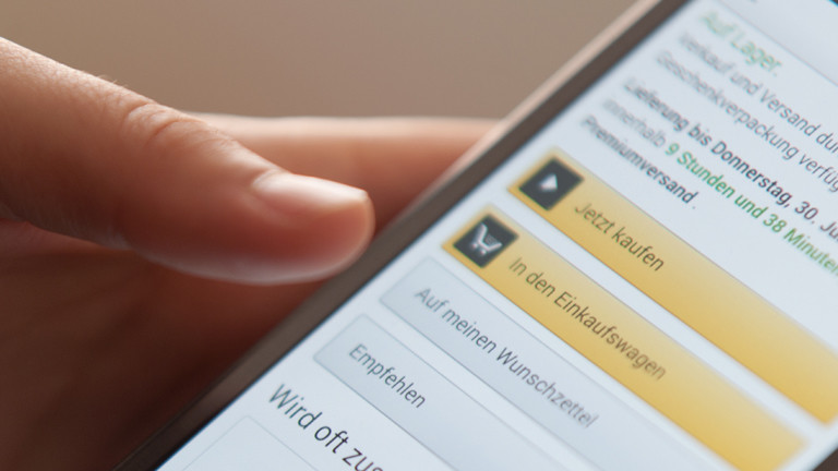 Handy zeigt Amazon-Einkaufsmaske