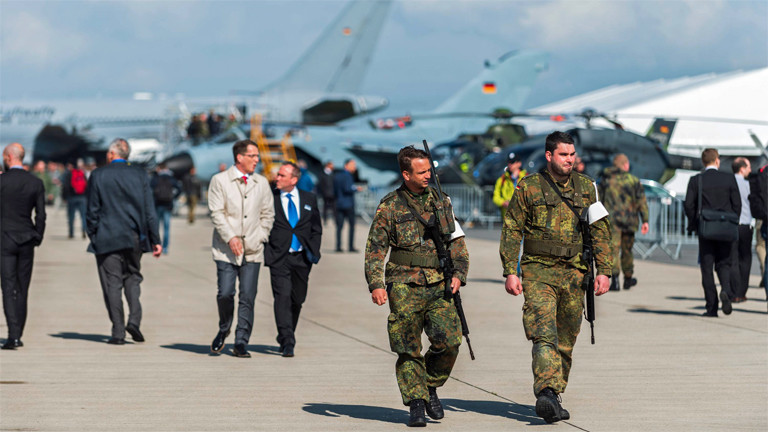 Sicherheitspersonal der Bundeswehr bei der Internationale Luft- und Raumfahrtausstellung in Berlin im April 2018